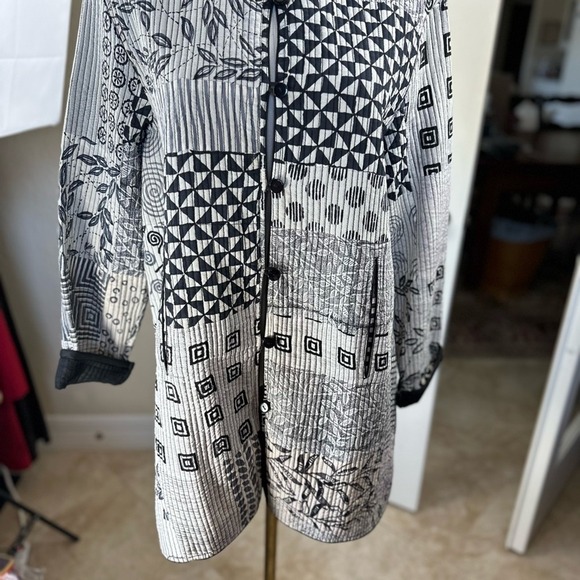 Harshita size Med black & white Quilted silk‎ geometrical design jacket - Picture 4 of 16